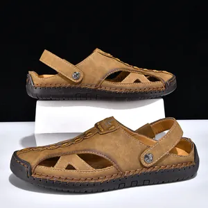 Braune Herren-Ledersandalen mit handgenähten Details und verstellbarem Fersenriemen