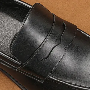 Nahaufnahme der klassischen schwarzen Herren-Loafer aus Leder mit feinen Nähten