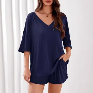 Completo due pezzi blu navy da donna con maglia scollo a V e pantaloncini casual