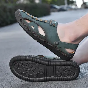 Detailansicht der Herren-Outdoor-Sandalen mit atmungsaktiven Ausschnitten und Gummisohle