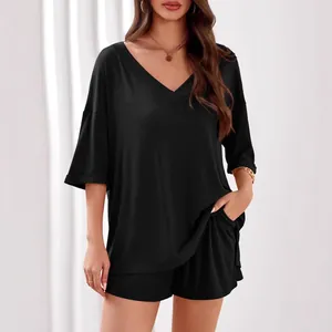 Set due pezzi nero da donna con top a scollo a V e pantaloncini in costina