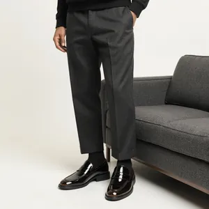 Detailansicht der schwarzen Lackleder-Loafer für Herren mit dunkelgrauer Stoffhose.