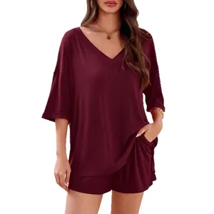 Completo casual da donna in due pezzi bordeaux con scollo a V e pantaloncini