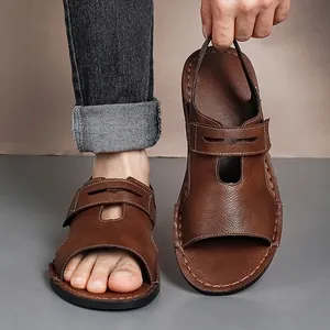 Sandali estivi da uomo in pelle marrone con punta aperta e cinturino in velcro