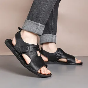 Sandali casual neri da uomo con cinturini in velcro regolabili e suola piatta morbida