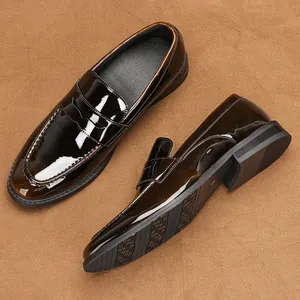 Detailansicht brauner Lackleder-Loafer für Herren mit rutschfester Sohle und Glanzfinish