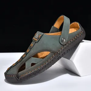 Nahaufnahme der ausgehöhlten Outdoor-Sandalen für Herren mit robuster Gummisohle.