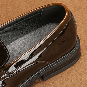Nahaufnahme der Ferse von glänzenden schwarzen Lacklederslippern mit feinen Nähten