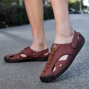 Detail von Herren Outdoor-Sandalen mit hohlgeschnittenem Design und Zweifachgurt