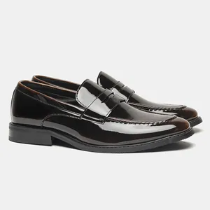 Detailansicht eleganter, dunkelbrauner, glänzender Herren-Penny-Loafer aus Lackleder