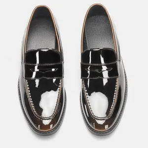 Draufsicht auf glänzende dunkelbraune Lackleder-Loafer für Herren mit Textur