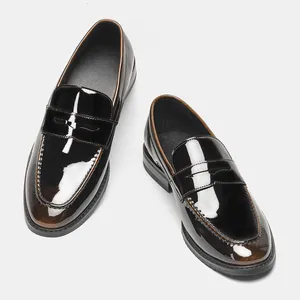 Draufsicht auf glänzende dunkelbraune Herren-Loafer mit Farbverlauf im Fotostudio
