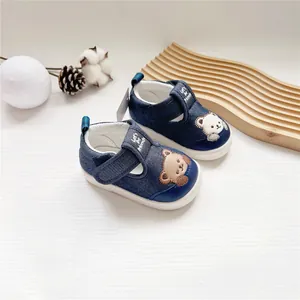 Detailansicht der Babyschuhe mit Bärenstickerei und dem Let's be friends Klettverschluss