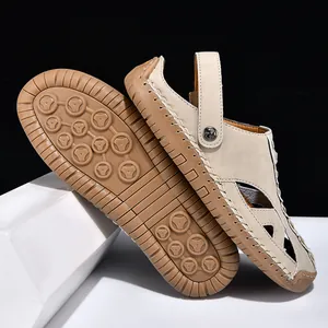 Detailansicht der beigefarbenen Herren-Sandalen mit robuster rutschfester Gummisohle