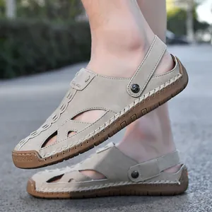 Detailansicht von Herren-Sandalen mit geschlossener Spitze und handgenähter Sohle