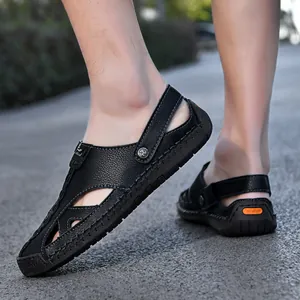 Detail von schwarzen, geschlossenen Herren-Sandalen aus Leder für den Outdoor-Sommer