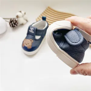 Flexible Babyschuhe mit weicher Sohle, süßem Bärenmotiv und praktischem Klettverschluss