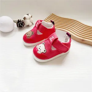 Detailansicht rote Baby-Lauflernschuhe mit süßer Bärenstickerei und Klettverschluss