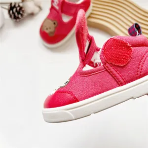 Detailansicht von rosa Baby-Lauflernschuh mit Cartoon-Bär und weicher weißer Gummisohle