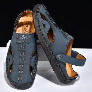 Atmungsaktive blaue Herren-Sandalen mit Lederstruktur und robuster Gummisohle