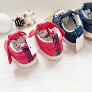 Detailansicht der weichen Baby-Lauflernschuhe mit süßem Bären-Design und Klettverschluss.