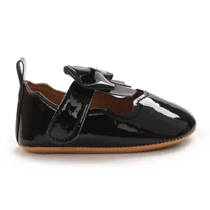 Vue latérale détaillée de chaussures bébé fille en cuir verni noir avec joli nœud