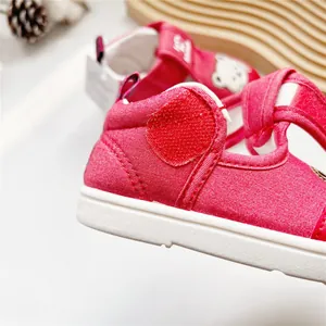 Detailansicht der rosa Lauflernschuhe für Kleinkinder mit Klettverschluss und Bärenmotiv