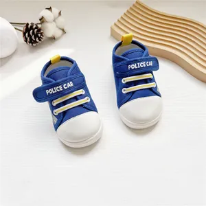Blaue Baby-Laufschuhe aus Segeltuch mit Klettverschluss und weicher Sohle