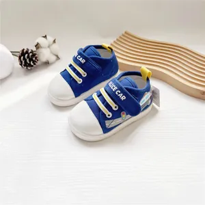 Detailansicht der blauen Baby-Lauflernschuhe aus Segeltuch mit Polizeiauto und Klettverschluss