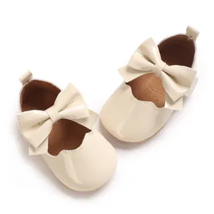 Charmantes chaussures de princesse en vernis crème pour bébé fille avec un grand nœud