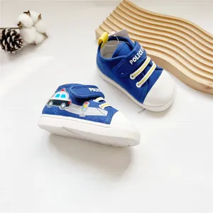 Detailansicht blaue Baby-Lauflernschuhe mit Polizeiauto-Design und Klettverschluss