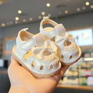Sandales de marche blanches pour bébé avec finition perle et nœud