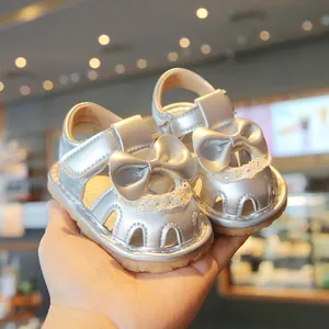 Sandales argentées pour bébé fille avec nœud et semelle souple pour l'apprentissage