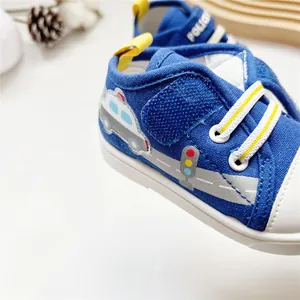Detailansicht eines blauen Baby-Lauflernschuhs aus Segeltuch mit Polizeiauto-Motiv