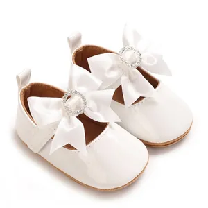 Weiße Lacklederschuhe für Babys mit Satinschleife und Strass