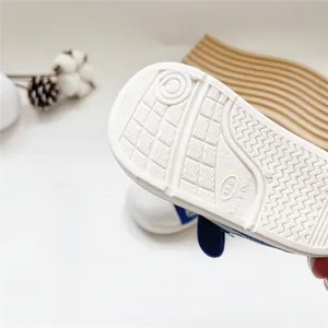Makro-Detailansicht der weißen rutschfesten Gummisohle für Baby-Lernlaufschuhe in Größe 13,0