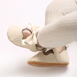 Détail des chaussures de marche princesse pour bébé fille beige avec nœud et bande auto-agrippante