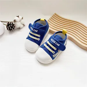 Detailansicht blauer Baby-Lauflernschuhe mit Polizeiauto-Klettverschluss und weicher Sohle