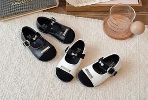 Detailansicht der zweifarbigen Mary Jane Schuhe für Mädchen mit Schleifenschnallen.