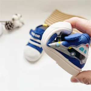 Nahaufnahme zur Demonstration der extremen Flexibilität dieser blauen Cartoon-Baby-Lauflernschuhe