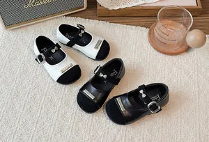 Detailansicht von modischen Mary Jane Kinderschuhen mit Schleife und Metallschnalle