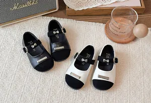 Detailansicht der stilvollen kontrastfarbenen Mary Jane Schuhe für Mädchen mit Schleife
