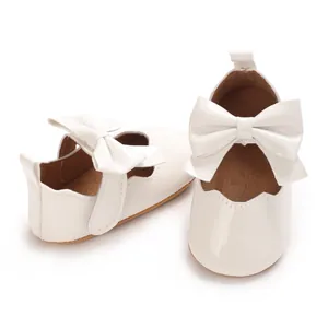 Vue détaillée des chaussures de princesse blanches pour bébé fille avec nœud élégant