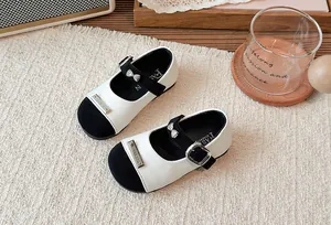 Nahaufnahme von eleganten schwarz-weißen Mary-Jane-Schuhen für Mädchen mit süßer Schleife
