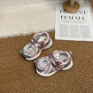 Détail de baskets en mesh rose et argenté pour enfants avec sangles velcro respirantes