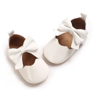 Détail en gros plan de chaussures élégantes en cuir verni blanc pour bébé fille