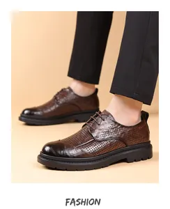 Vue détaillée de chaussures en cuir perforé marron pour hommes style anglais.
