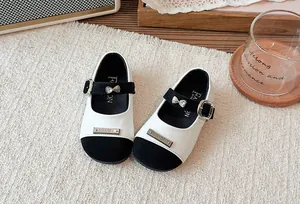 Detailansicht der stilvollen schwarz-weißen Mary-Jane-Schuhe für Mädchen mit Schleife