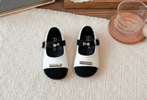 Detailansicht der stilvollen schwarz-weißen Prinzessinnenschuhe für Mädchen mit weicher Sohle.