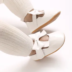 Vue détaillée des chaussures de marche blanches pour bébés filles avec grand nœud